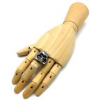 inel pe deget craniu