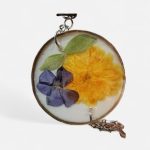 Breloc handmade din rășină cu flori naturale și charm dreamcatcher