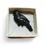 Broșă handmade „Pasăre Neagră” din rășină - imagine 2