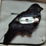 Broșă handmade „Pasăre Neagră” din rășină - imagine 3