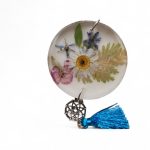 Breloc handmade din rășină cu flori naturale multicoloured și charm dreamcatcher