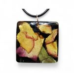 Colier handmade din rășină cu elemente botanice naturale presate