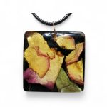 Colier handmade din rășină cu elemente botanice naturale presate