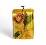 Pandantiv handmade din rășină, cu flori și frunze naturale presate în nuanțe calde de galben, portocaliu și roșu.