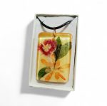 Pandantiv handmade din rășină, cu flori și frunze naturale presate în nuanțe calde de galben, portocaliu și roșu. - imagine 2